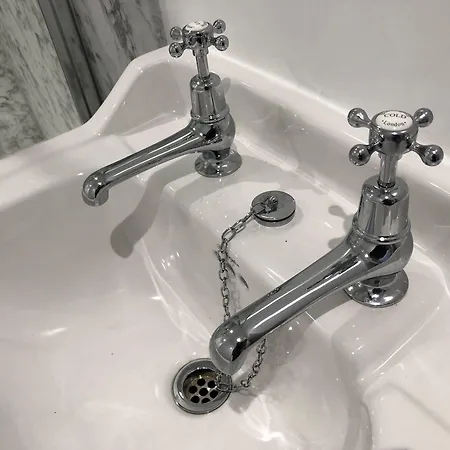 The Little Angel 3* Уитби